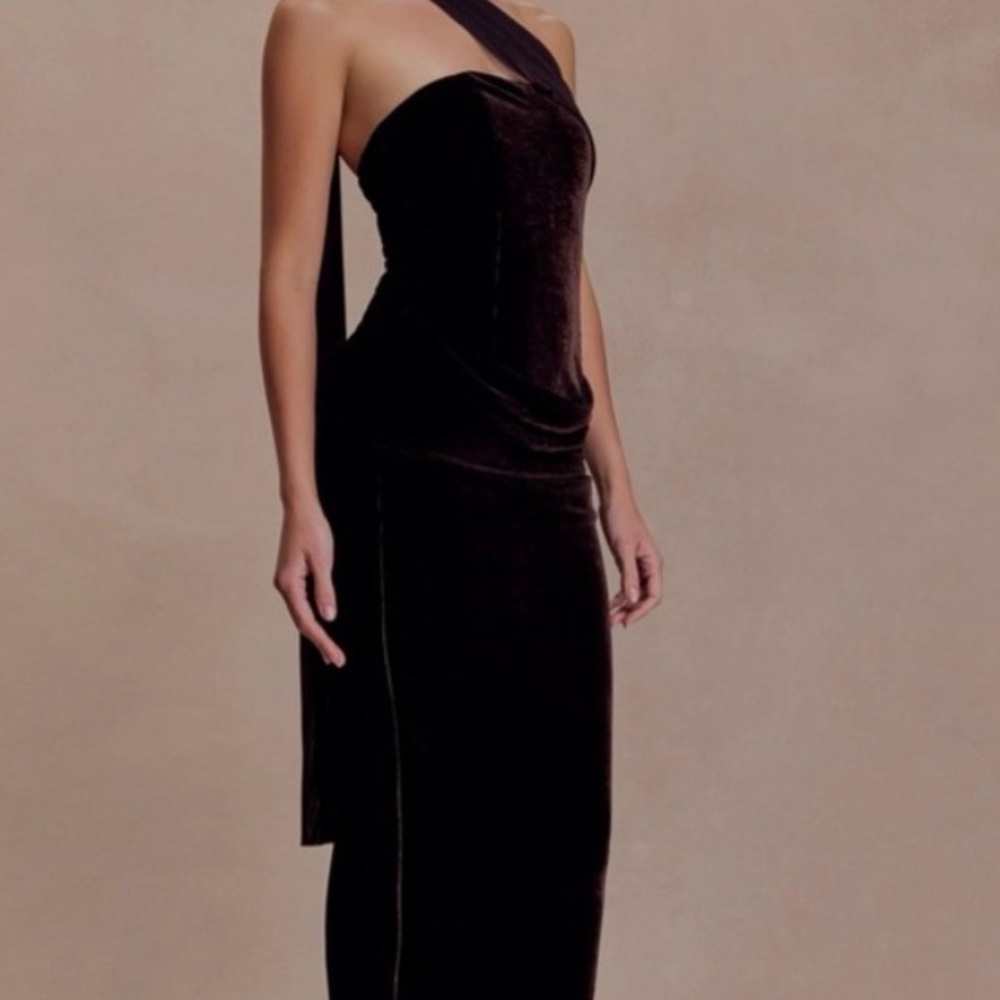 Elegant Black Halter Dress - Picture 5 of 6
